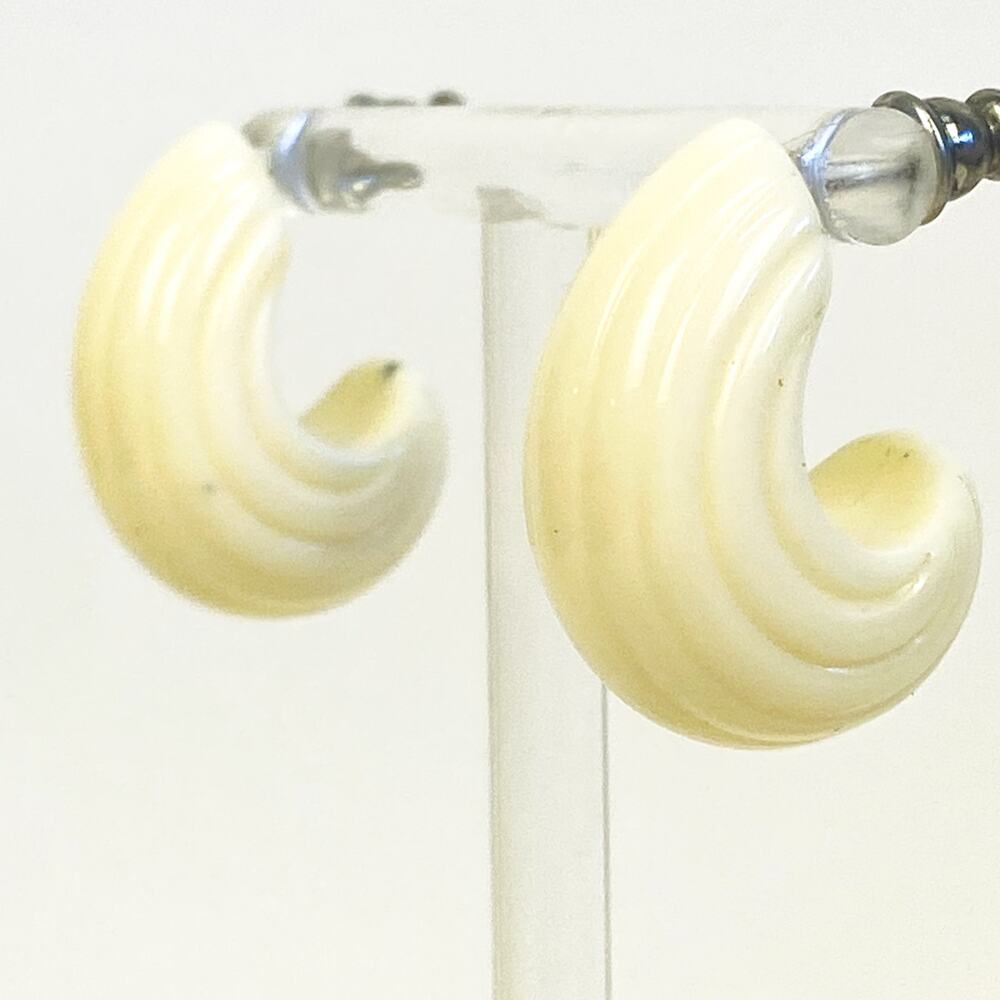 Avon Ivoryesque Collection Vintage Earrings 1989 Acrylic